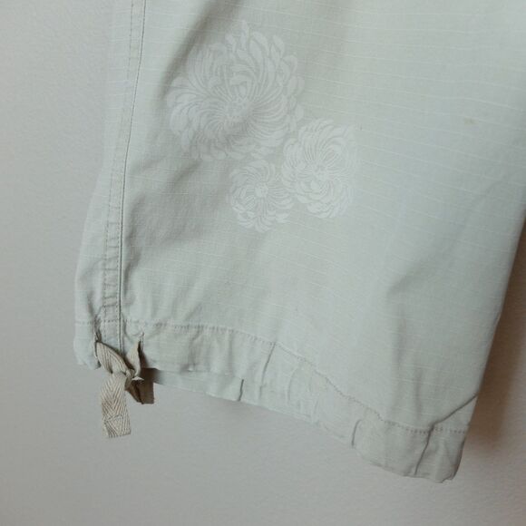 Columbia Beige Capri Cargo Floral Detail Pants Size 12 - Picture 5 of 10